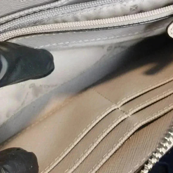 MICHAEL KORS XL ZIPPY WALLET Light Gray - Picture 7 of 12